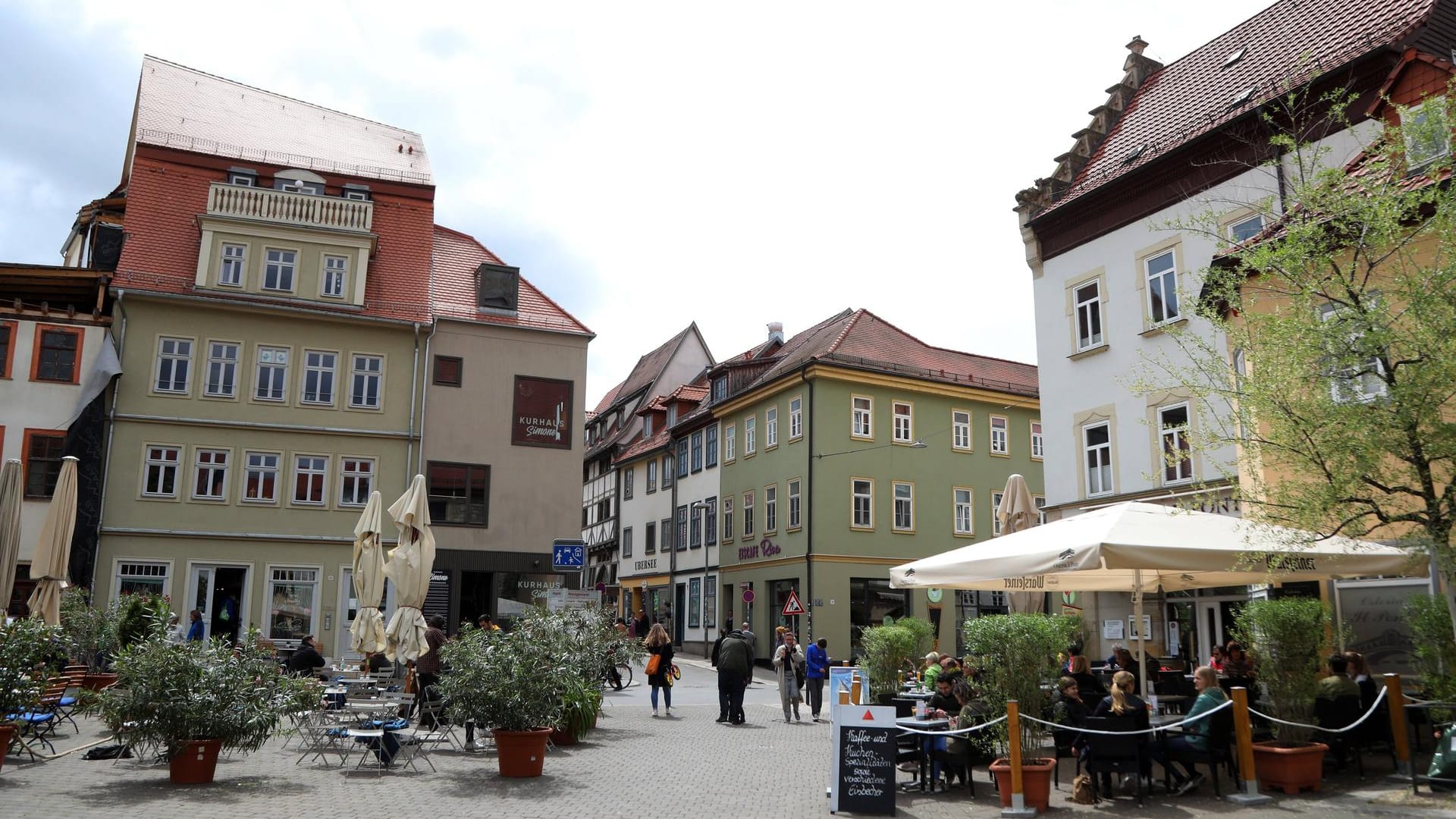 Erfurt 22.05.2021 , Erfurt, seit heute gelten Lockerungen der Pandemie-Bestimmungen, die Aussengastronomie und Geschäfte