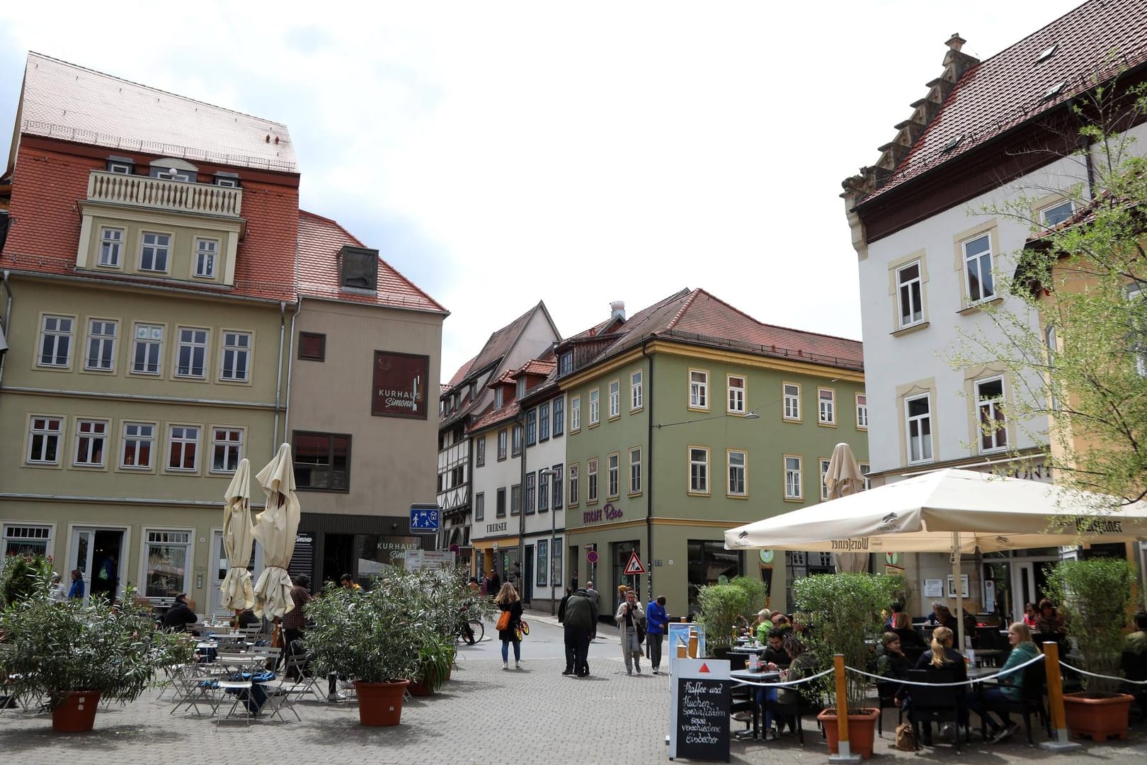 Erfurt 22.05.2021 , Erfurt, seit heute gelten Lockerungen der Pandemie-Bestimmungen, die Aussengastronomie und Geschäfte