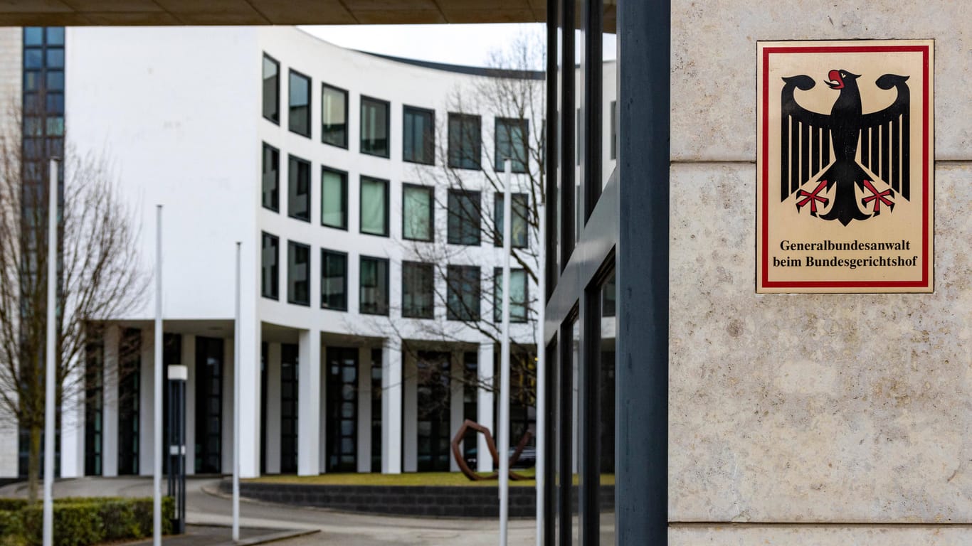 Die Generalbundesanwaltschaft beim Bundesgerichtshof in Karlsruhe (Symbolbild): Die vier Angeklagten sollen zu einer größeren militant-linksextremistischen Gruppe gehört haben.