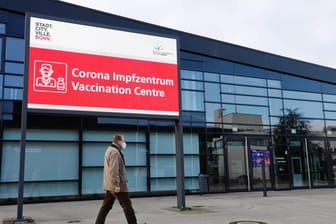 Das Impfzentrum in Bonn (Archibilv): Für die Impftermine gibt es lange Wartelisten.
