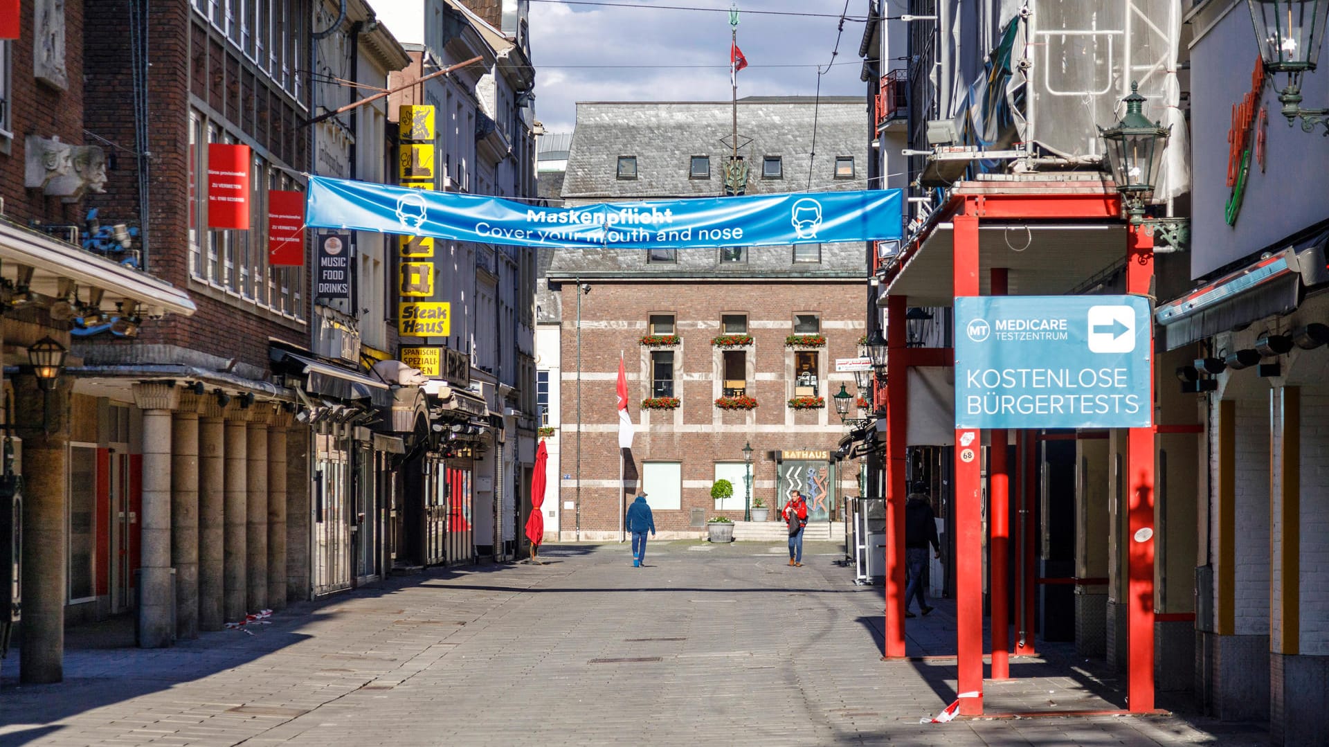 Die Bolkerstraße in der Düsseldorfer Altstadt: Auf der Partymeile ist weiterhin nichts los.