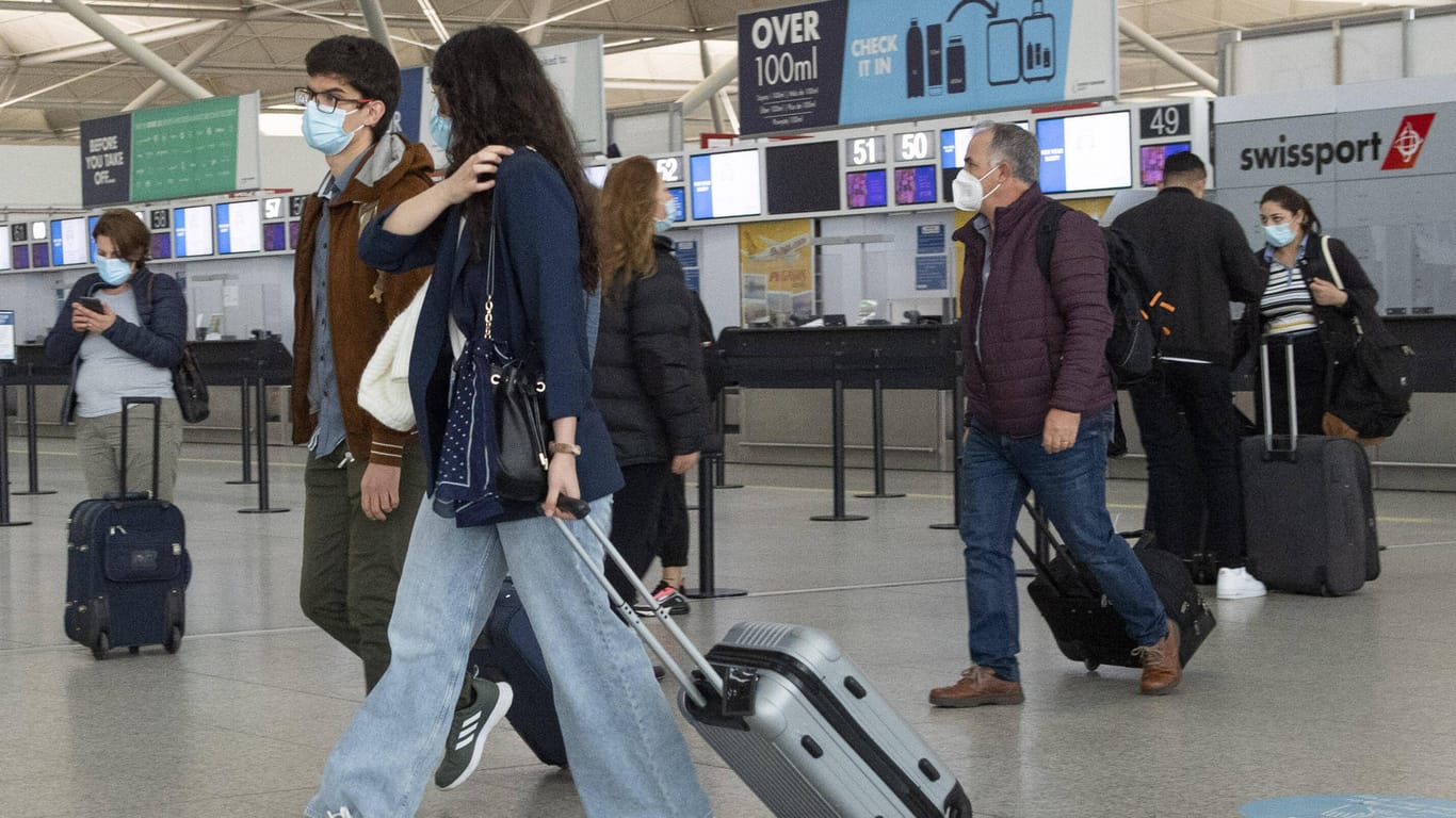 Menschen am Flughafen Stansted: England weist seit dem Brexit mehr EU-Bürger ab.
