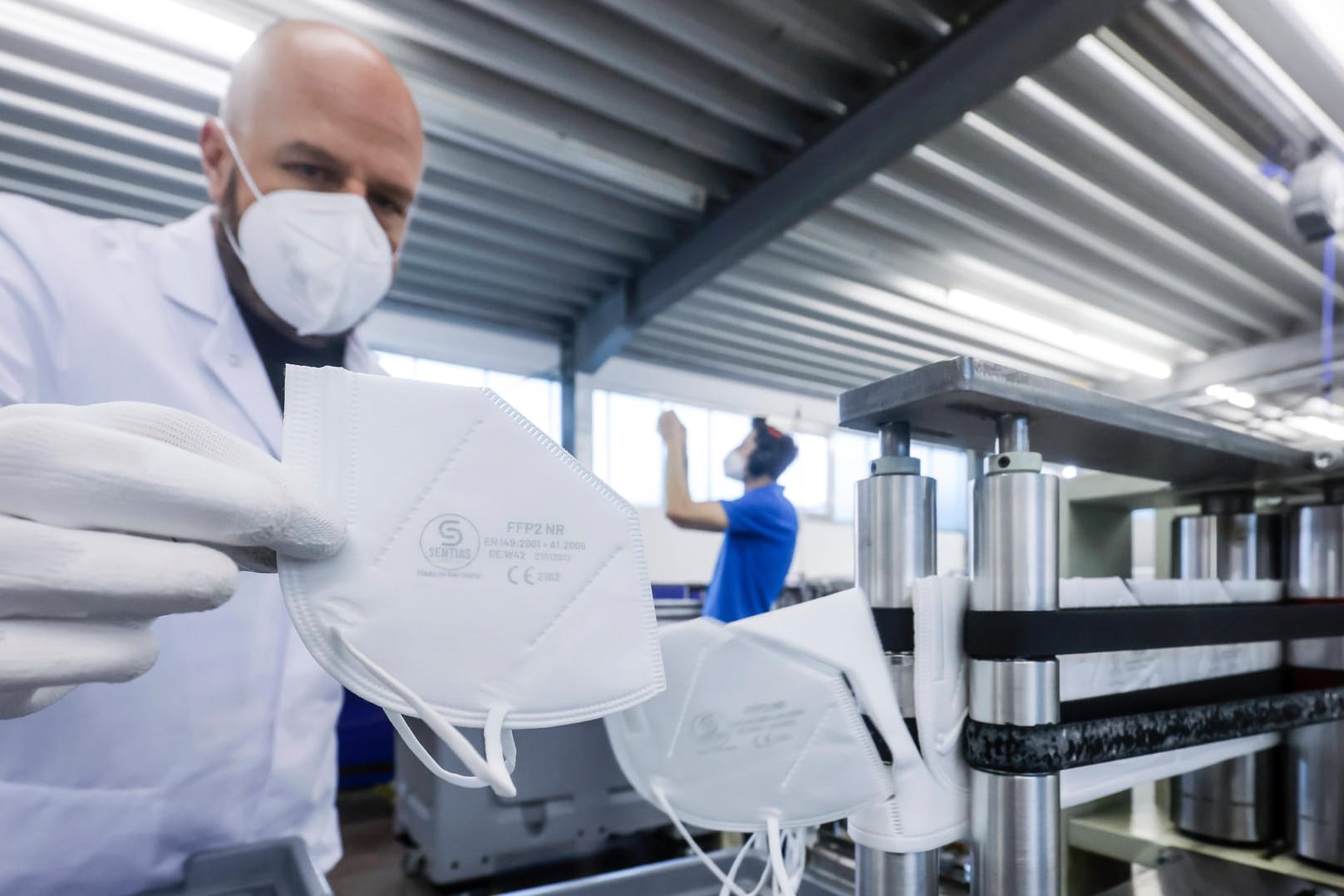 Kindermasken für Deutschland: Das Start-up Sentias hat als erstes Unternehmen eine Sonderzulassung der Masken als Medizinprodukt bekommen. Christian Vorbau will sie zu "sozialverträglichem" Preis abgeben.
