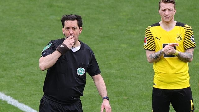 Für Manuel Gräfe ist die Tür als Schiedsrichter beim Deutschen Fußball-Bund endgültig zu. Für Manuel Gräfe ist die Tür als Schiedsrichter beim Deutschen Fußball-Bund endgültig zu.