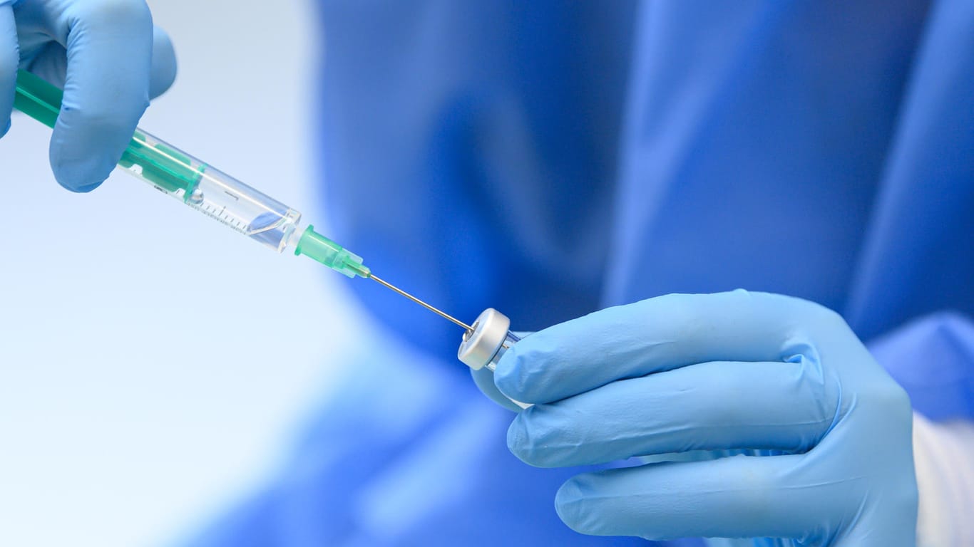 Ein Arzt zieht eine Spritze mit dem Biontech-Impfstoff auf: Die europäische Arzneimittelbehörde hat das Vakzin ab 12 Jahren freigegeben (Archivfoto).