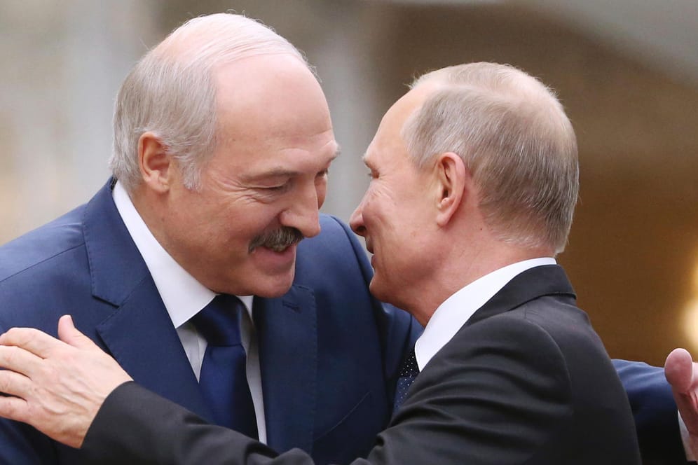 Der belarussische Diktator Alexander Lukaschenko umarmt den russischen Präsidenten Wladimir Putin bei einem Treffen vor vier Jahren in Minsk.