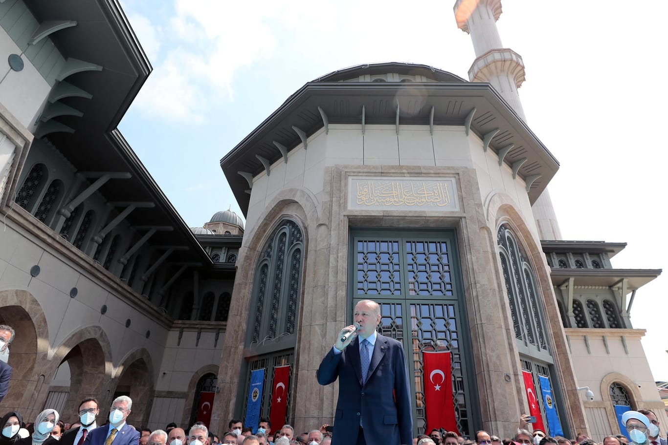 Recep Tayyip Erdogan auf dem Taksim-Platz von Istanbul: Der türkische Präsident hat dort eine Moschee eingeweiht.
