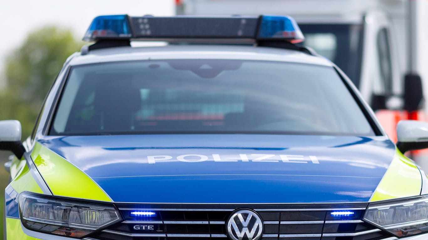 Ein Einsatzfahrzeug der Polizei (Symbolbild): Im Kreis Lippe hat eine Beamtin ein Hakenkreuz in einem Streifenwagen entdeckt.