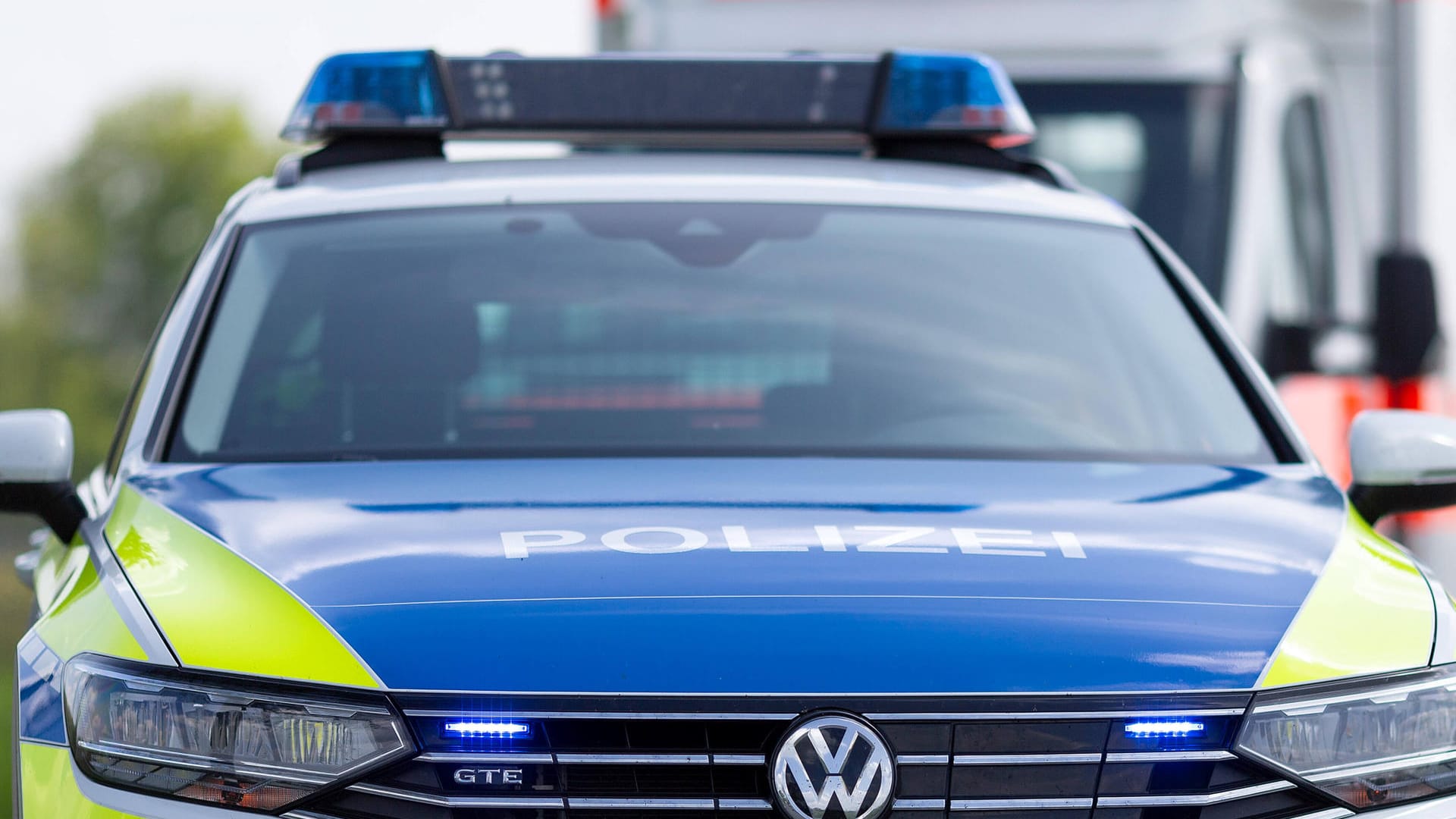 Ein Einsatzfahrzeug der Polizei (Symbolbild): Im Kreis Lippe hat eine Beamtin ein Hakenkreuz in einem Streifenwagen entdeckt. Ein Einsatzfahrzeug der Polizei (Symbolbild): Im Kreis Lippe hat eine Beamtin ein Hakenkreuz in einem Streifenwagen entdeckt.