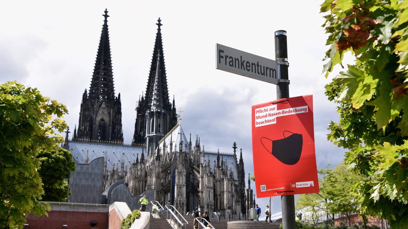 Ein Schild weist auf die Maskenpflicht hin (Symbolbild): In Köln gibt es ab Montag Lockerungen – einige Maßnahmen gegen das Coronavirus bleiben jedoch.
