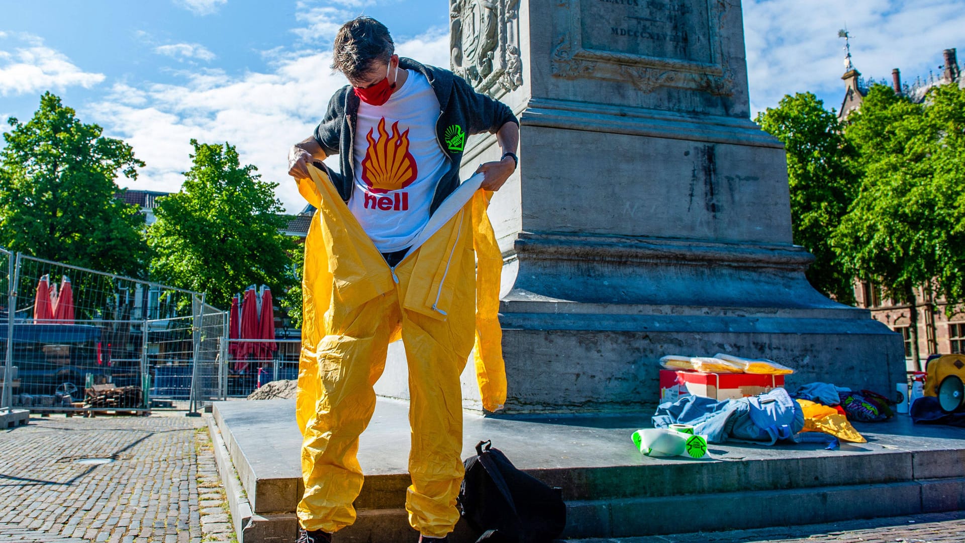 Ein Shell-Gegner in Den Haag: Nicht nur Aktivisten erhöhen den Druck auf die Vorstände der Ölkonzerne. Auch intern regt sich Widerstand.