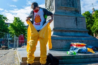 Ein Shell-Gegner in Den Haag: Nicht nur Aktivisten erhöhen den Druck auf die Vorstände der Ölkonzerne. Auch intern regt sich Widerstand.