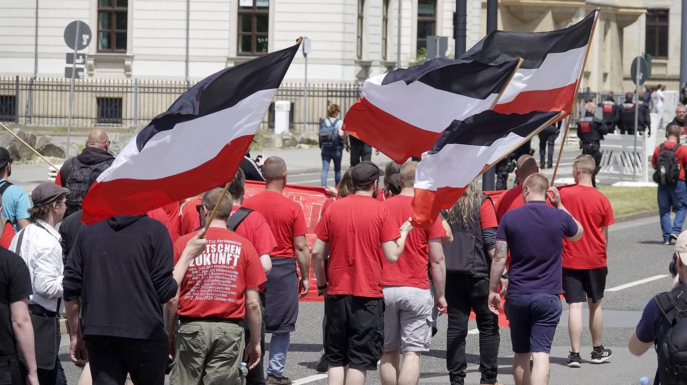 Rechtsextreme bei einem Aufmarsch in Chemnitz: Für den Ostbeauftragten der Bundesregierung haben in Ostdeutschland mehr Menschen einen Drang zu rechtsextremen Parteien als im Westen (Archivfoto).