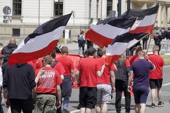 Rechtsextreme bei einem Aufmarsch in Chemnitz: Für den Ostbeauftragten der Bundesregierung haben in Ostdeutschland mehr Menschen einen Drang zu rechtsextremen Parteien als im Westen (Archivfoto).