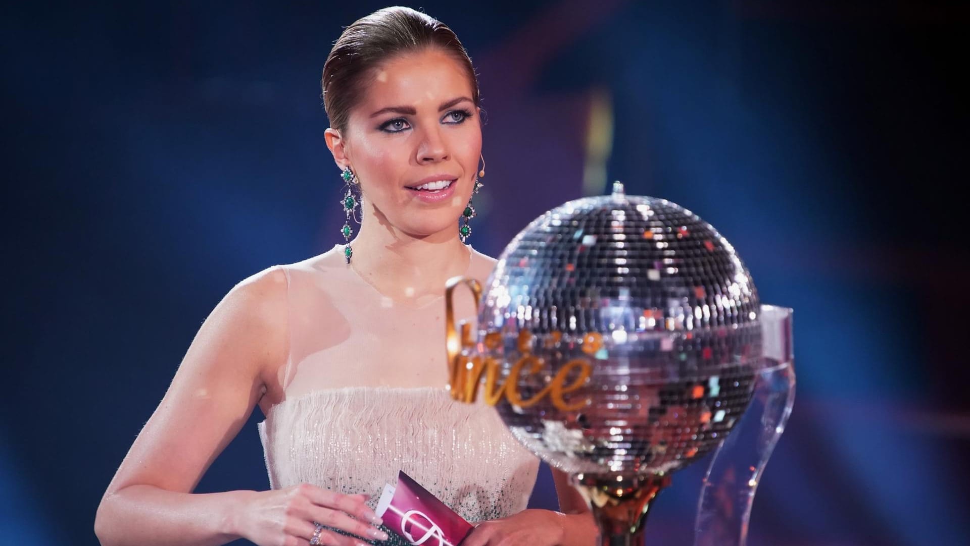 "Let's Dance": Moderatorin Victoria Swarovski und die begehrte Trophäe.