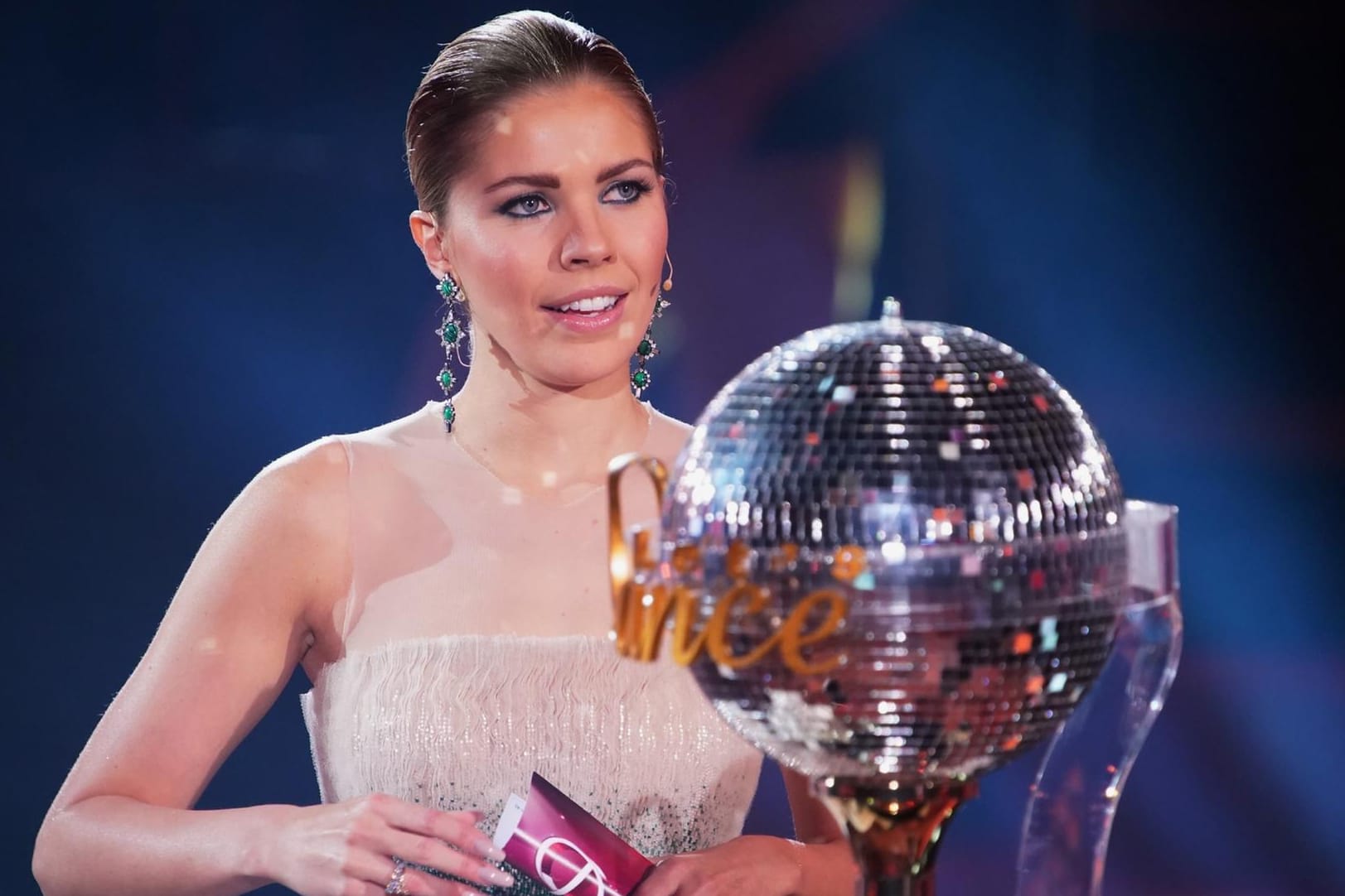 "Let's Dance": Moderatorin Victoria Swarovski und die begehrte Trophäe.