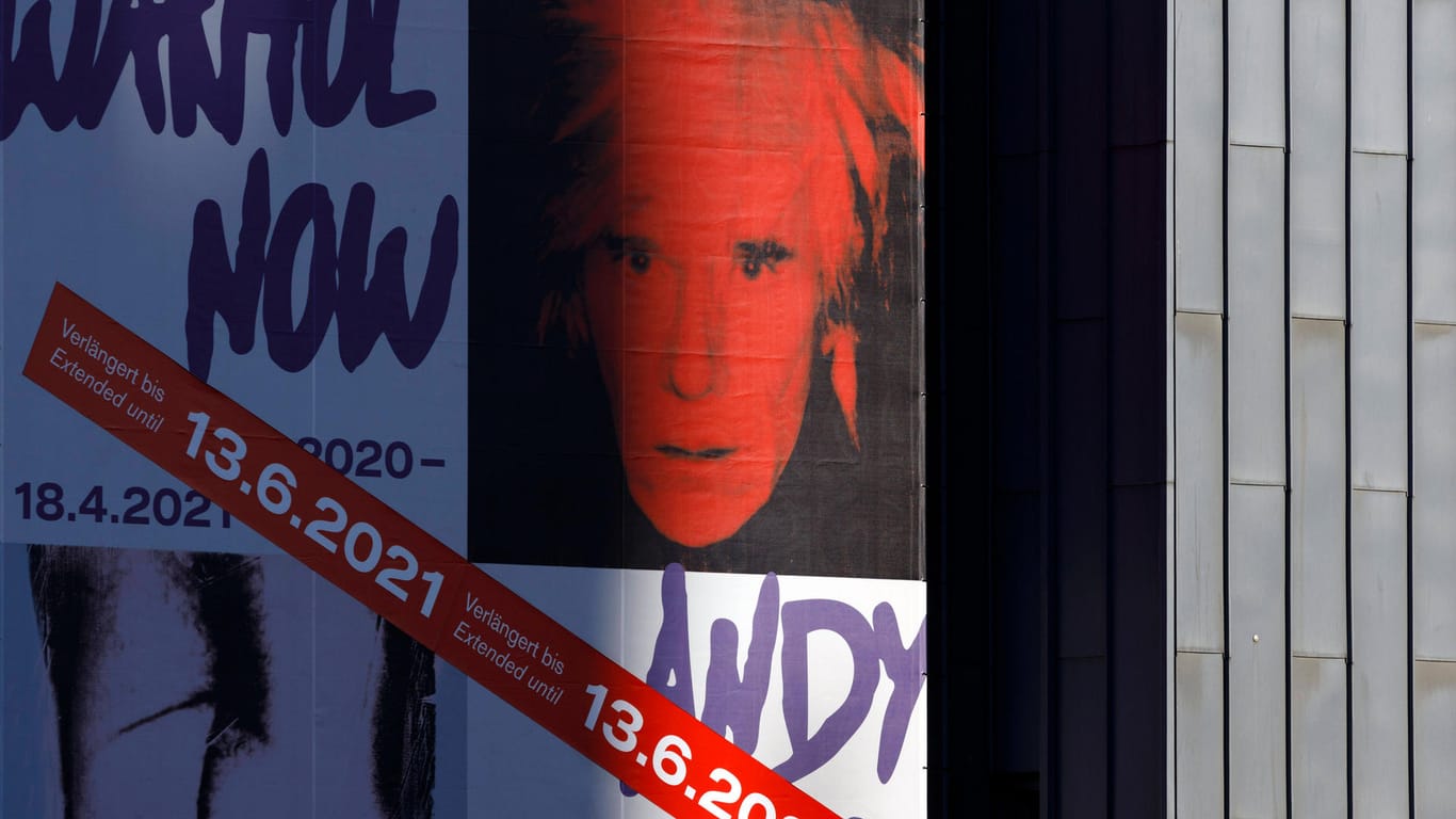 Ein Plakat für die Ausstellung "Andy Warhol Now" am Museum Ludwig: Das Museum zeigt noch bis zum 13. Juni 2021 über hundert seiner Werke.