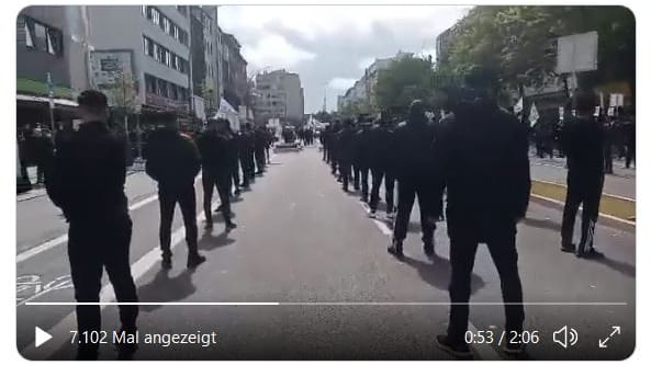 Schwarz gekleidete Personen stehen auf dem Hamburger Steindamm: Sie haben unter anderem antisemitische Parolen gerufen. Schwarz gekleidete Personen stehen auf dem Hamburger Steindamm: Sie haben unter anderem antisemitische Parolen gerufen.