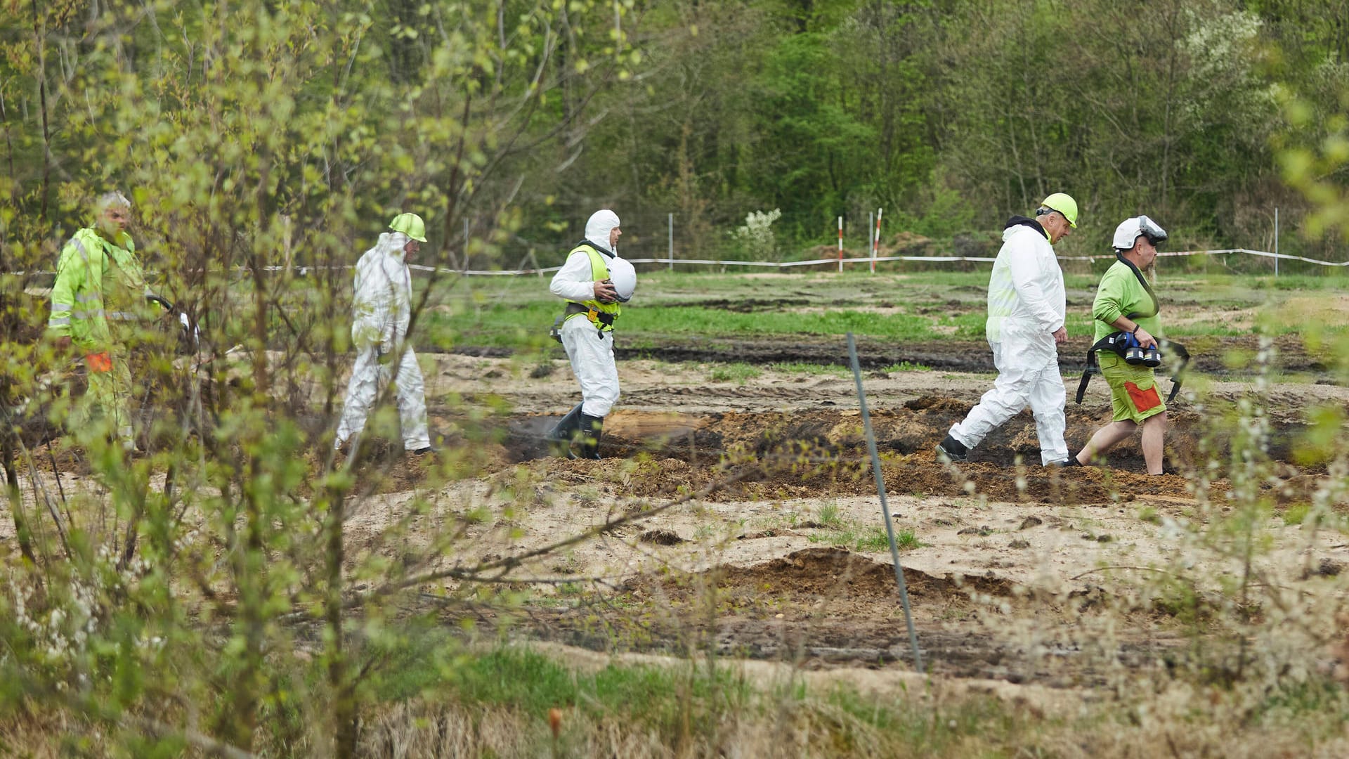 Menschen in Schutzanzügen: Tausende vergrabene Nerze mussten wieder geborgen werden.