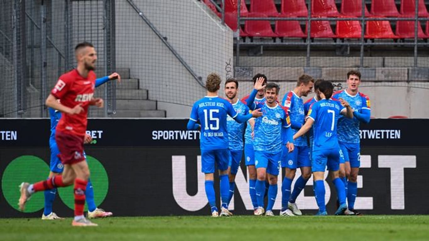 Die Spieler von Kiel freuen sich nach einem Tor (Archivbild): Beim Heimspiel reicht den Spielern aus Kiel ein unentschieden.