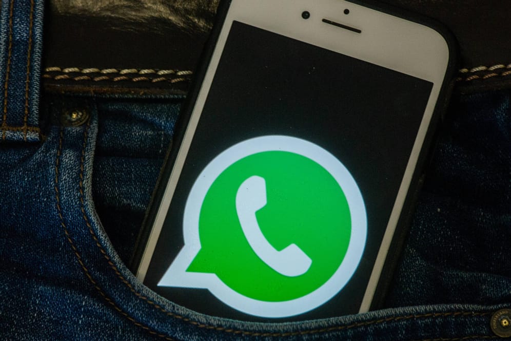 Ein WhatsApp-Logo auf einem Smartphone: Die Mutterfirma Facebook hat jetzt beim Datenschutz eingelenkt.