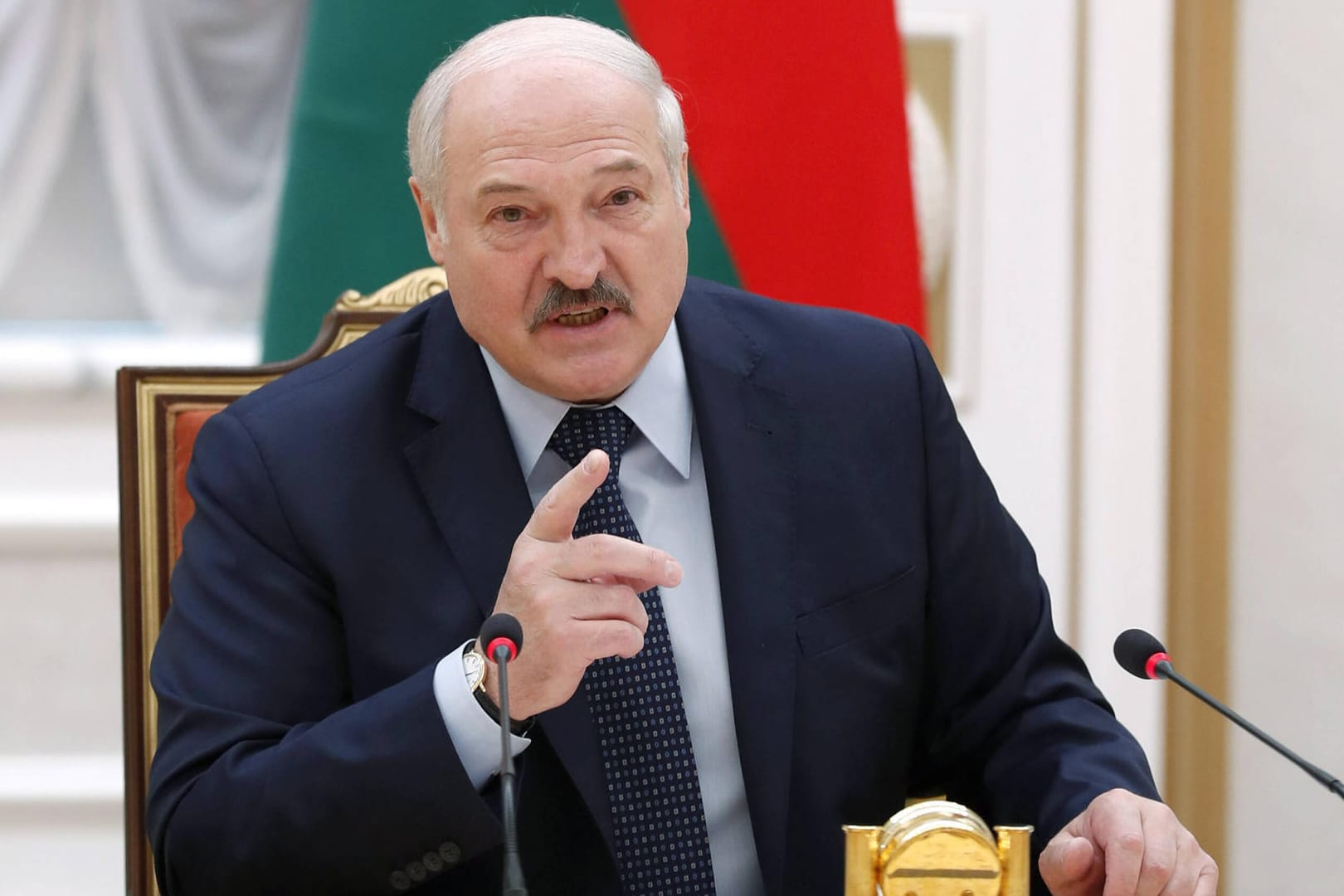 Der Machthaber von Belarus bei einer Konferenz (Archivbild). Die USA verhängen Sanktionen gegen Personen in seinem Umfeld.