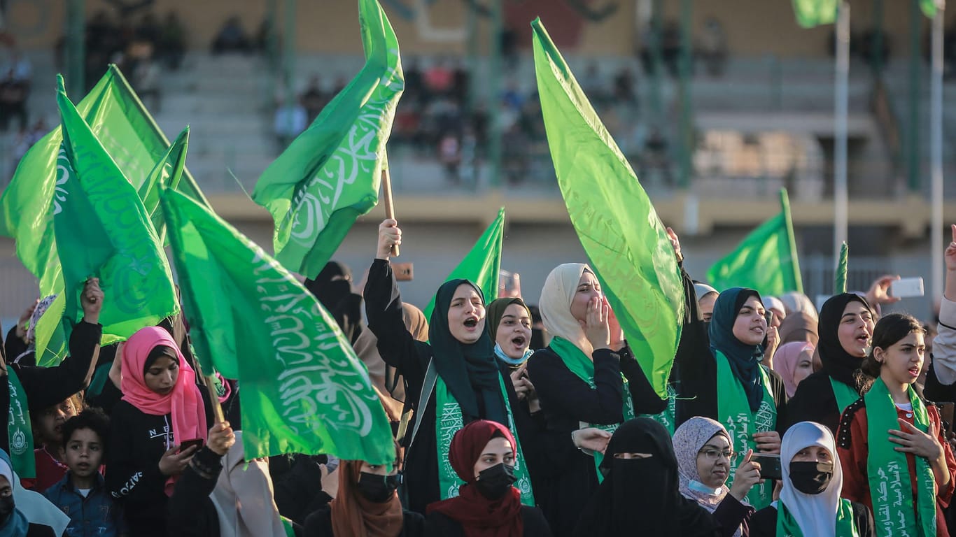 Frauen in Gaza schwenken Fahnen der Hamas (Archivbild). In Deutschland soll die Fahne verboten werden.