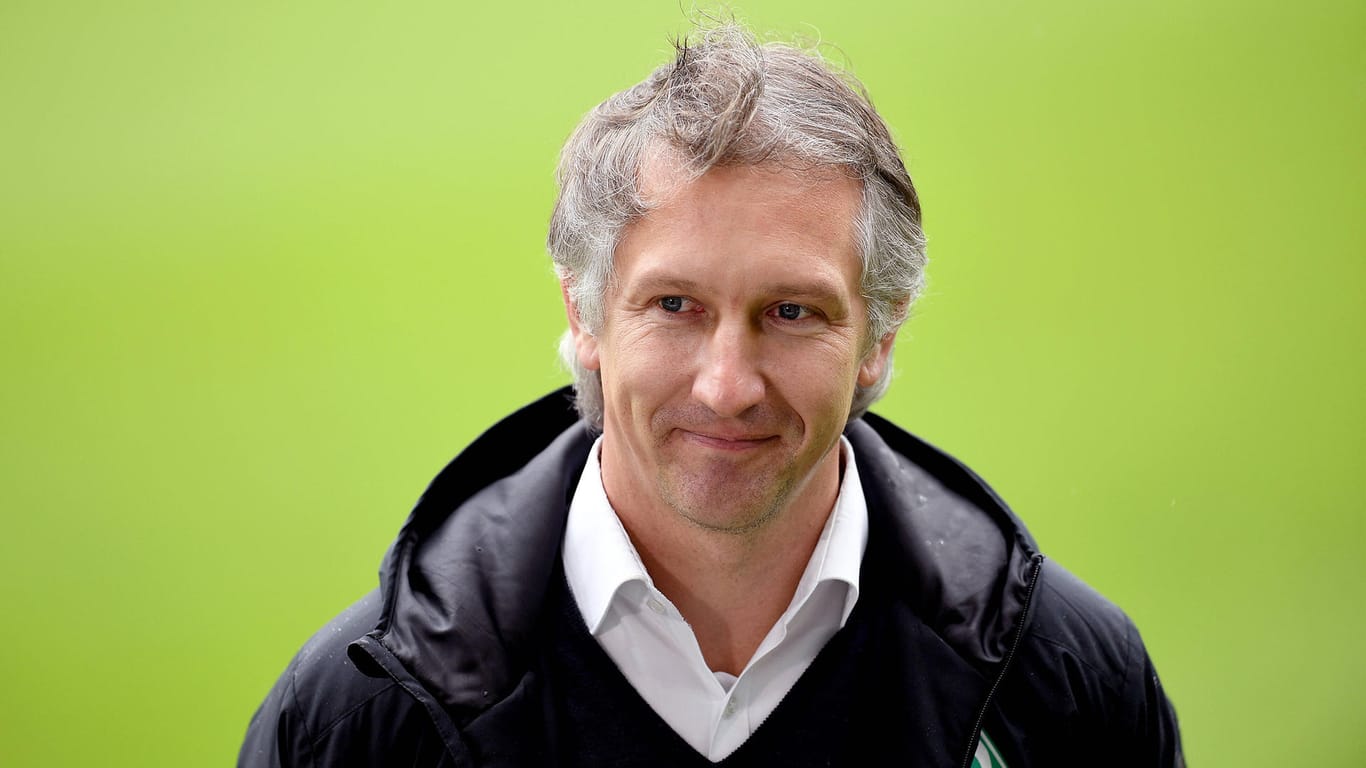 Werder-Sportchef Frank Baumann am Spielfeld (Archivbild). Er hat drei Favoriten für den Trainerposten ausgewählt.