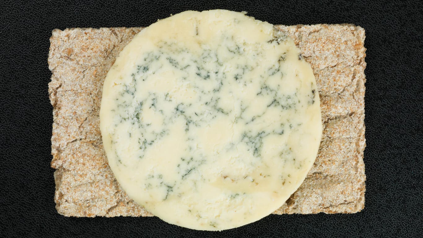 Stilton-Käse ist in England sehr beliebt (Symbolbild). Einen mutmaßlichen Drogenhändler wurde seine kulinarische Vorliebe zum Verhängnis.