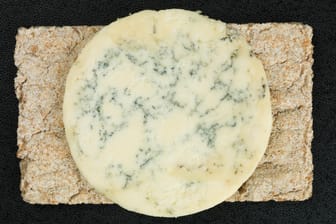 Stilton-Käse ist in England sehr beliebt (Symbolbild). Einen mutmaßlichen Drogenhändler wurde seine kulinarische Vorliebe zum Verhängnis.