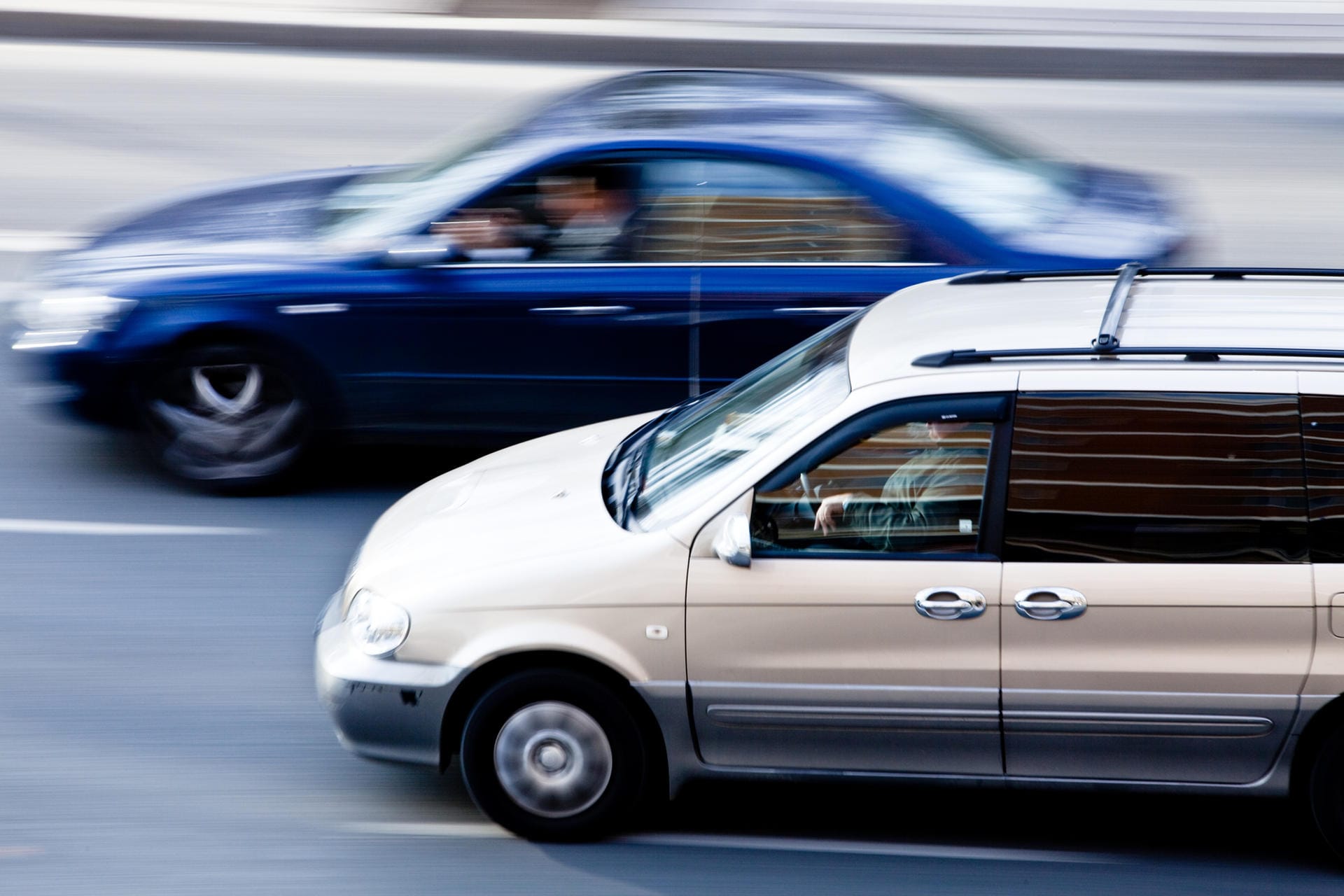 Verkehrsregeln: Darf man auch rechts überholen?