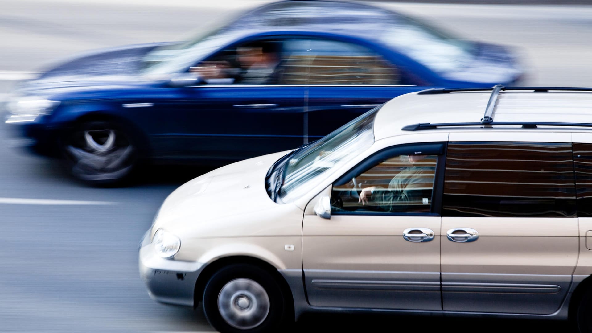 Verkehrsregeln: Darf man auch rechts überholen?