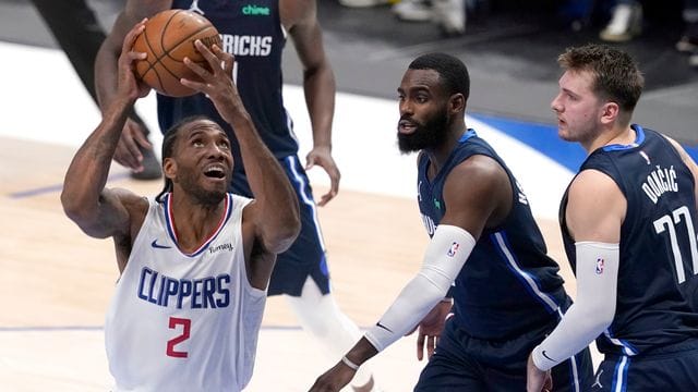 Clippers-Flügelspieler Kawhi Leonard (l) setzt sich gegen die Mavs Tim Hardaway Jr.