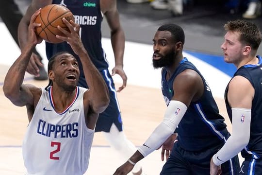 Clippers-Flügelspieler Kawhi Leonard (l) setzt sich gegen die Mavs Tim Hardaway Jr.