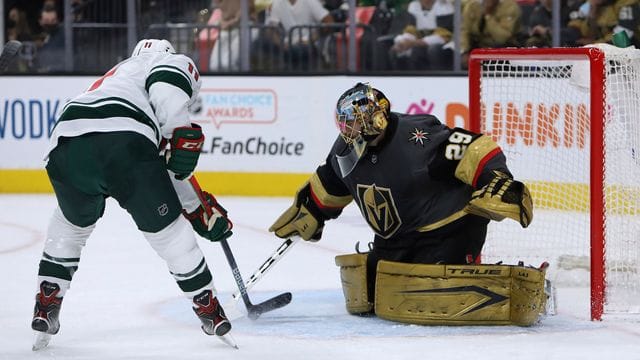 Wild-Stürmer Zach Parise scheitert an Knights-Goalie Marc-Andre Fleury. Wild-Stürmer Zach Parise scheitert an Knights-Goalie Marc-Andre Fleury.