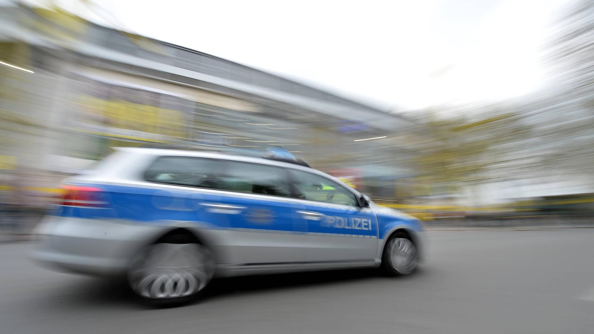 Ein Auto der Polizei während der Fahrt (Symbolbild): In Dortmund hat es einen Unfall mit einem Streifenwagen gegeben. Ein Auto der Polizei während der Fahrt (Symbolbild): In Dortmund hat es einen Unfall mit einem Streifenwagen gegeben.