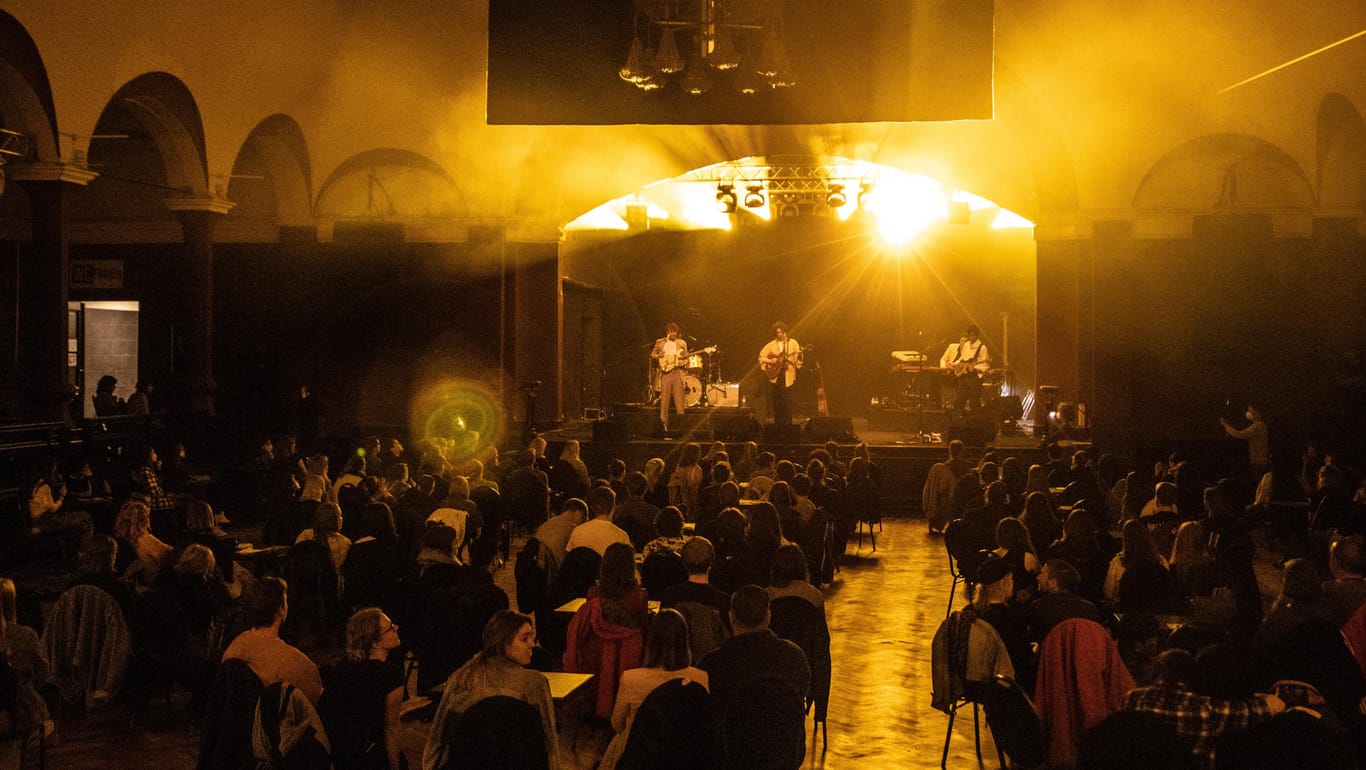Fil Bo Riva auf der Bühne: In Leipzig fand ein Indoor-Konzert vor 330 Zuschauern statt.