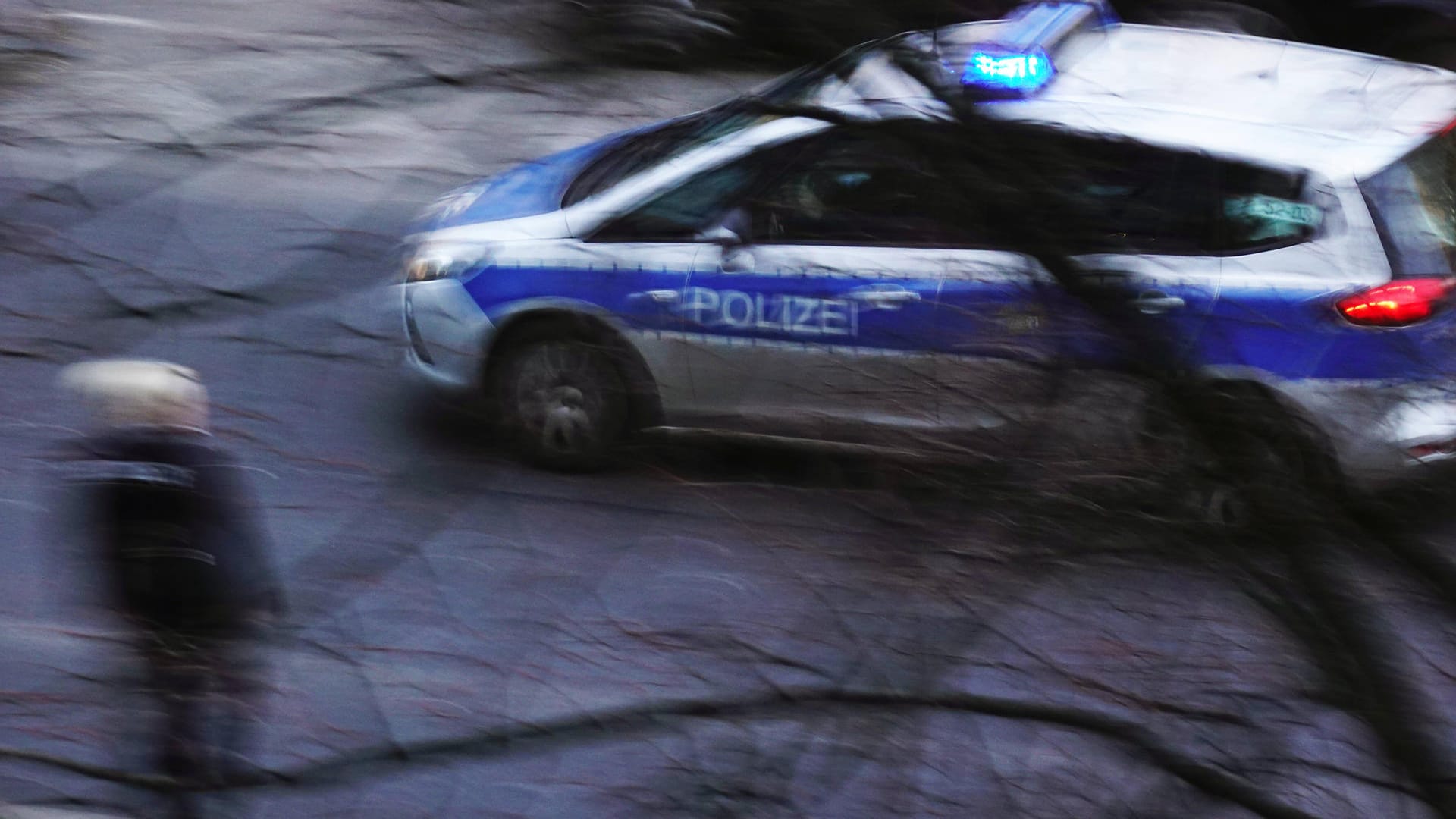 Ein Polizeiauto während der Fahrt (Symbolbild): In Berlin ist eine Frau erstochen worden. Ein Polizeiauto während der Fahrt (Symbolbild): In Berlin ist eine Frau erstochen worden.