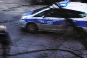 Ein Polizeiauto während der Fahrt (Symbolbild): In Berlin ist eine Frau erstochen worden.