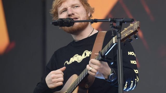 Der britische Sänger Ed Sheeran bei einem Konzert 2019 in Helsinki.