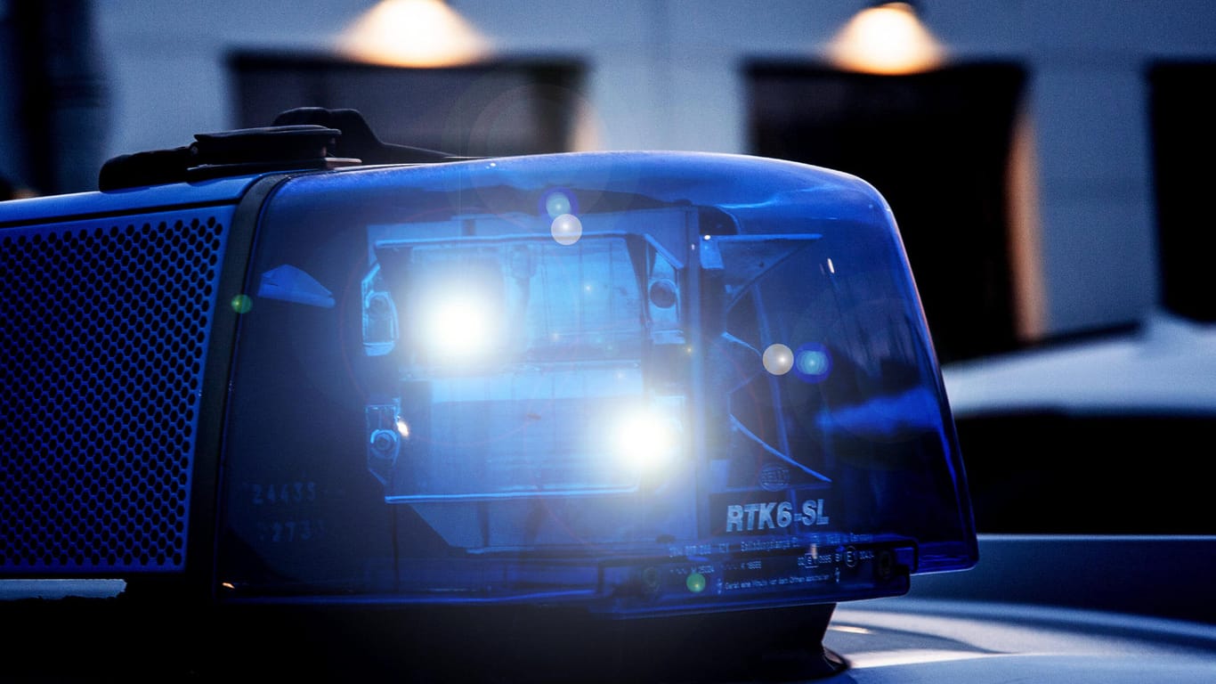Blaulicht auf einem Streifenwagen (Symbolbild): Die Polizei war mit mehr als 15 Streifenwagen vor Ort.
