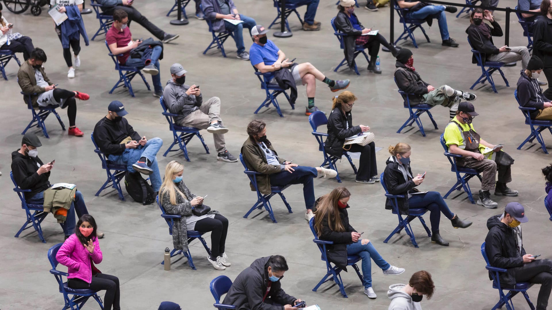 Wartebereich in Seattle: Etwa die Hälfte der Bevölkerung in den USA ist vollständig geimpft.