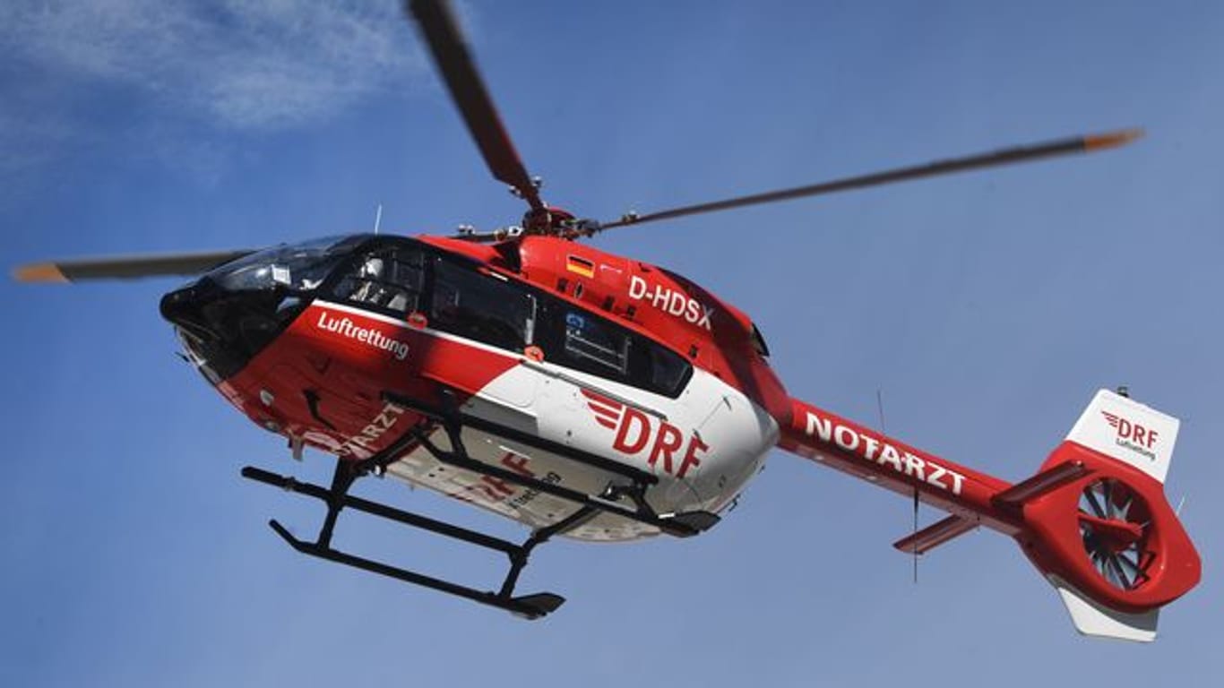 Rettungshubschrauber im Einsatz: Eine Zehnjährige stürzte in Bayern sechs Meter tief.
