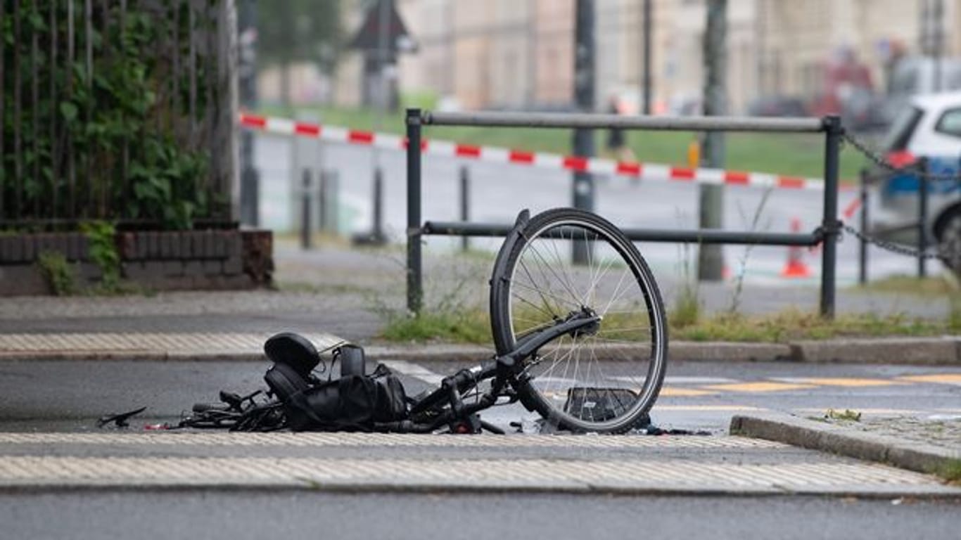 Ein zerstörtes Fahrrad liegt auf der Straße an der Kreuzung Greifswalder Straße/ Prenzlauer Berg: Die Frau, die von einem Beton-Mischer überrollt wurde, ist verstorben.