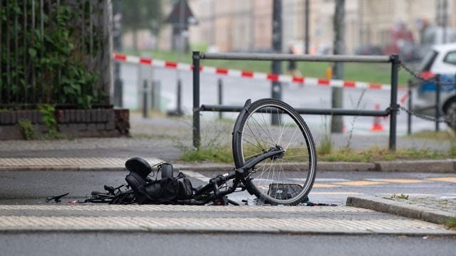 Ein zerstörtes Fahrrad liegt auf der Straße an der Kreuzung Greifswalder Straße/ Prenzlauer Berg: Die Frau, die von einem Beton-Mischer überrollt wurde, ist verstorben. Ein zerstörtes Fahrrad liegt auf der Straße an der Kreuzung Greifswalder Straße/ Prenzlauer Berg: Die Frau, die von einem Beton-Mischer überrollt wurde, ist verstorben.