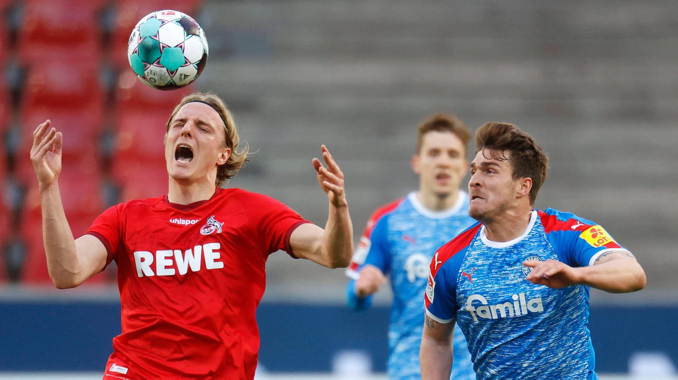 Kölns Sebastiaan Bornauw (l.) im Duell mit Kiels Benjamin Girth: Das Hinspiel ging an das Team aus dem hohen Norden.
