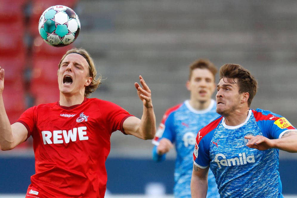 Kölns Sebastiaan Bornauw (l.) im Duell mit Kiels Benjamin Girth: Das Hinspiel ging an das Team aus dem hohen Norden.