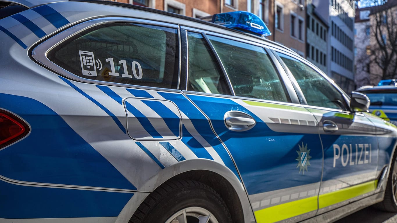 Ein Einsatzfahrzeug der Polizei in München (Symbolbild): Der Angreifer konnte unerkannt entkommen.