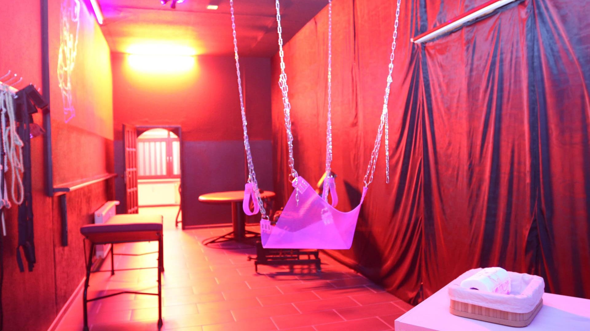 Blick in einen Swingerclub (Symbolbild): Für eine besondere Reportage aus der Clubszene erhält eine Journalistin Lob wie Kritik. Blick in einen Swingerclub (Symbolbild): Für eine besondere Reportage aus der Clubszene erhält eine Journalistin Lob wie Kritik.