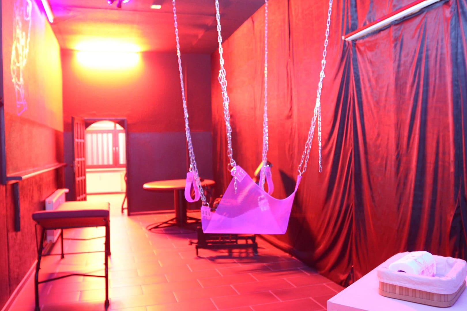 Blick in einen Swingerclub (Symbolbild): Für eine besondere Reportage aus der Clubszene erhält eine Journalistin Lob wie Kritik.